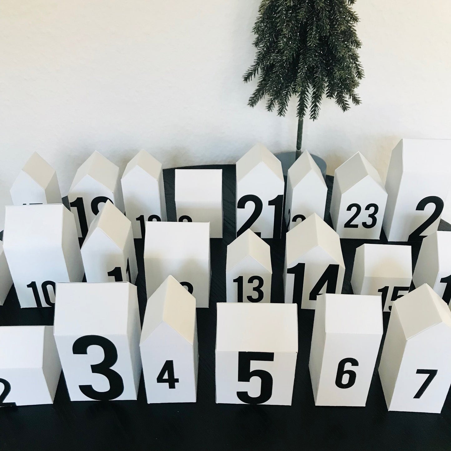 Adventskalender Häuschen Bastelset weiß-schwarz Zahlen