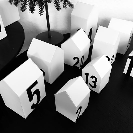 Adventskalender Häuschen Bastelset weiß-schwarz Zahlen