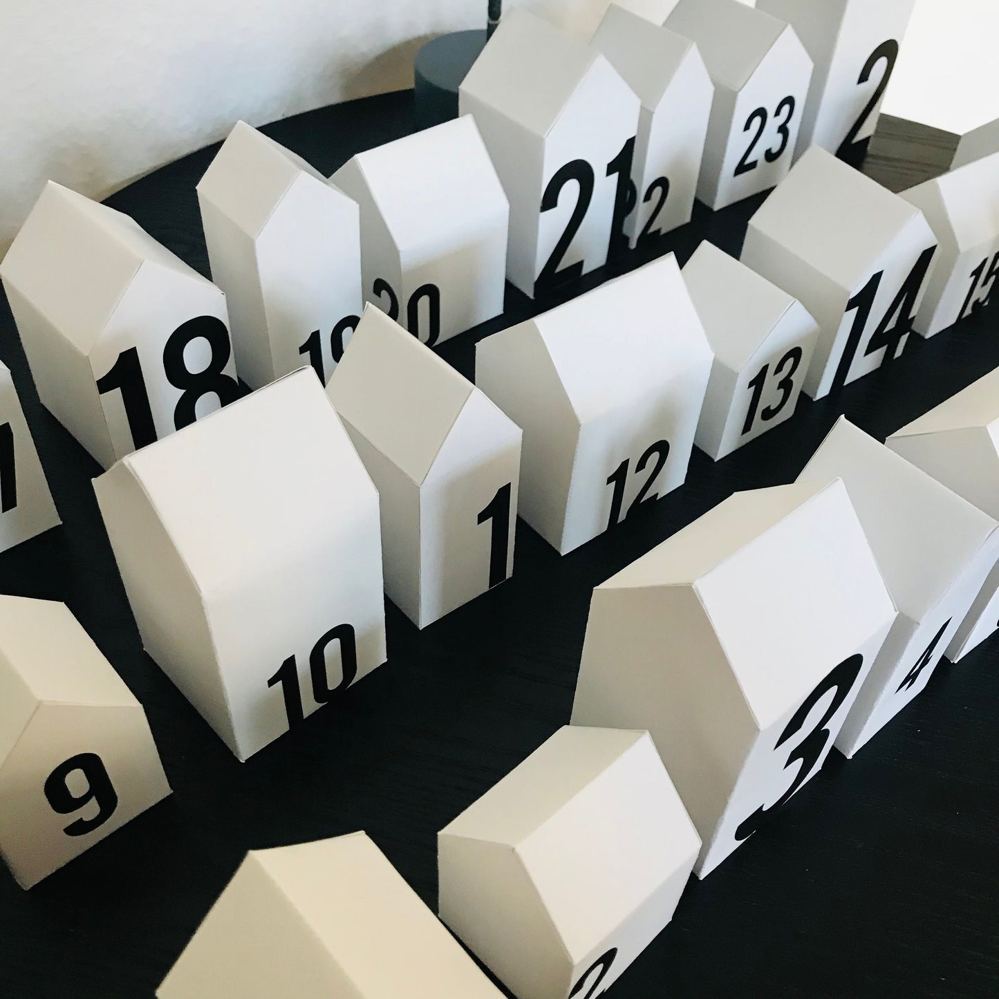 Adventskalender Häuschen Bastelset weiß-schwarz Zahlen