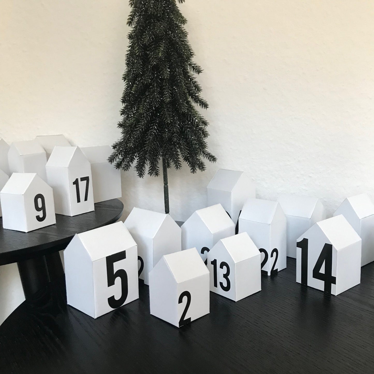 Adventskalender Häuschen Bastelset weiß-schwarz Zahlen