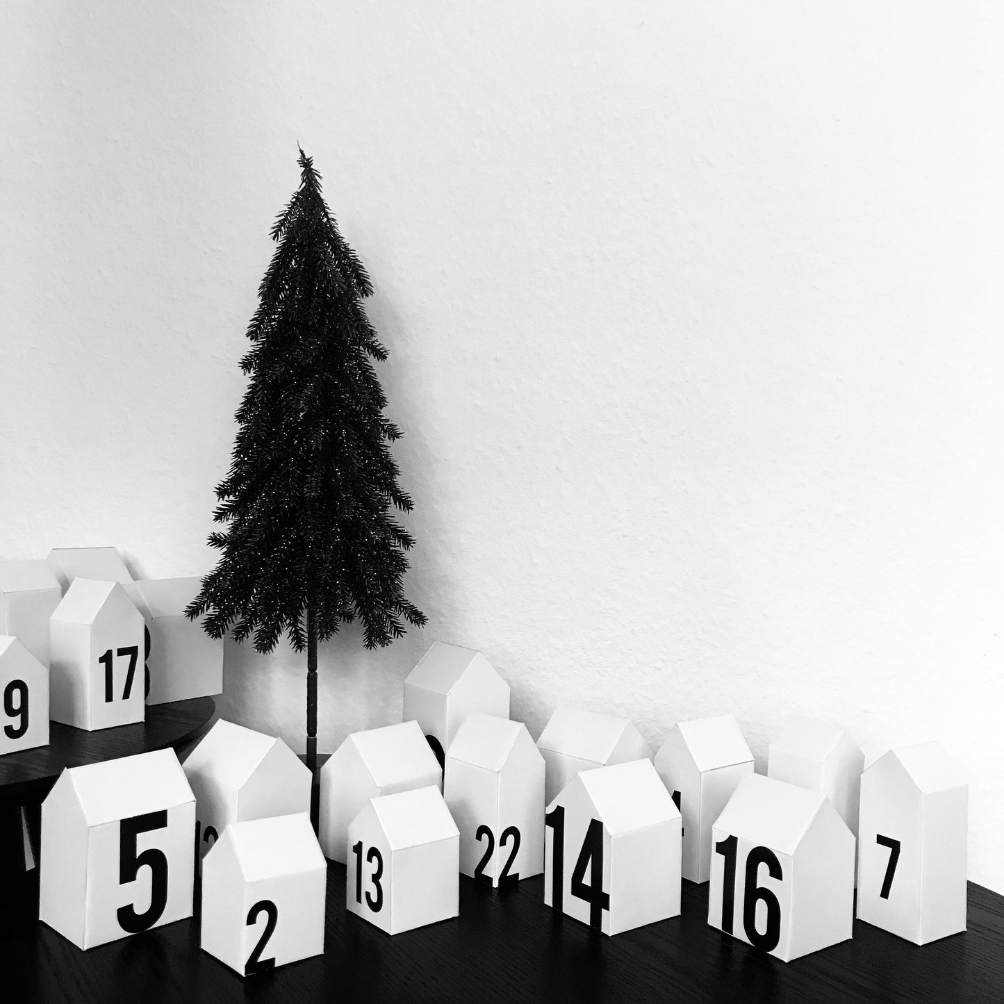 Adventskalender Häuschen Bastelset weiß-schwarz Zahlen